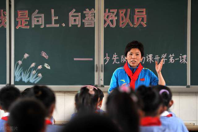 而舒淇饰演的指挥官，则若有所思地望向上空